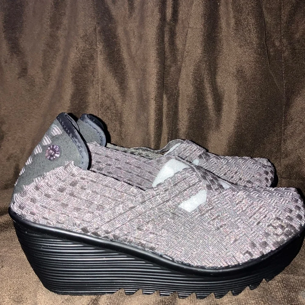 bernie mev. Women's Shimmering Gray Woven Wedges - Picture 2 of 5